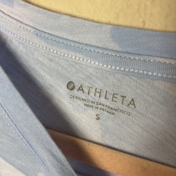 Athleta Blue Camo Short Sleeve Shirt size small - Picture 5 of 9